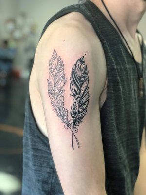 Tatouage plume en duo sur l'épaule